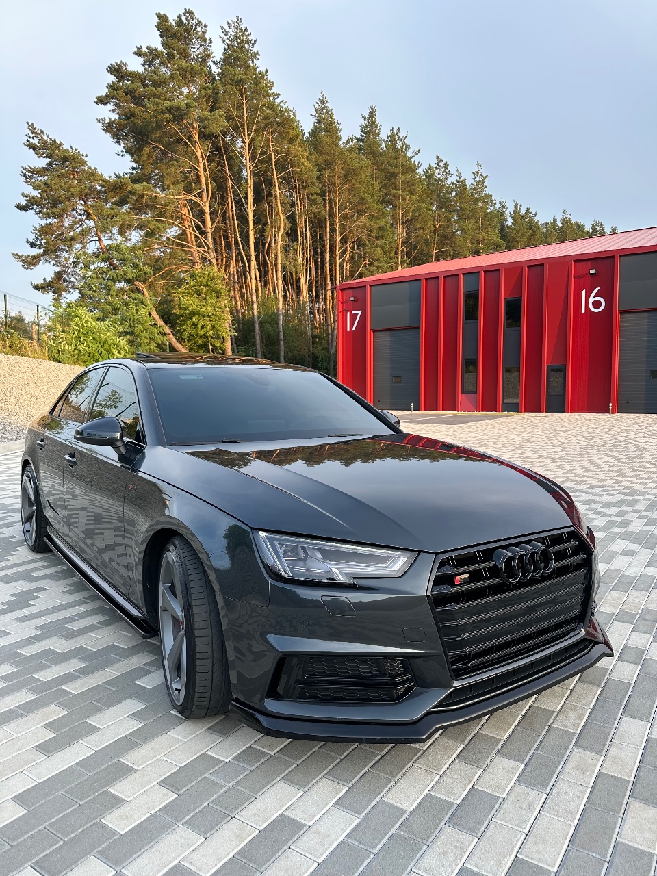 Audi A4 - фото 30