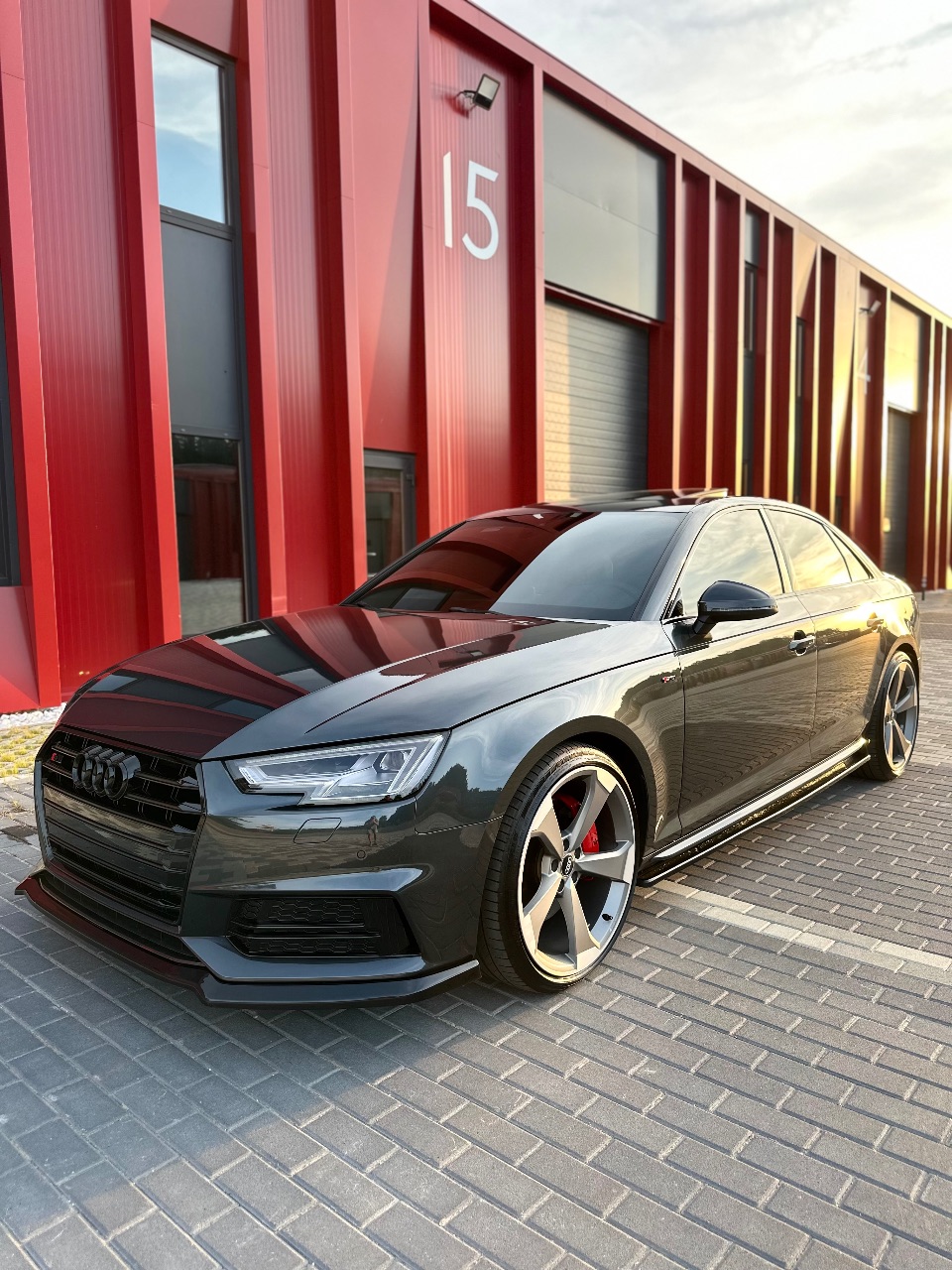 Audi A4 - фото 1