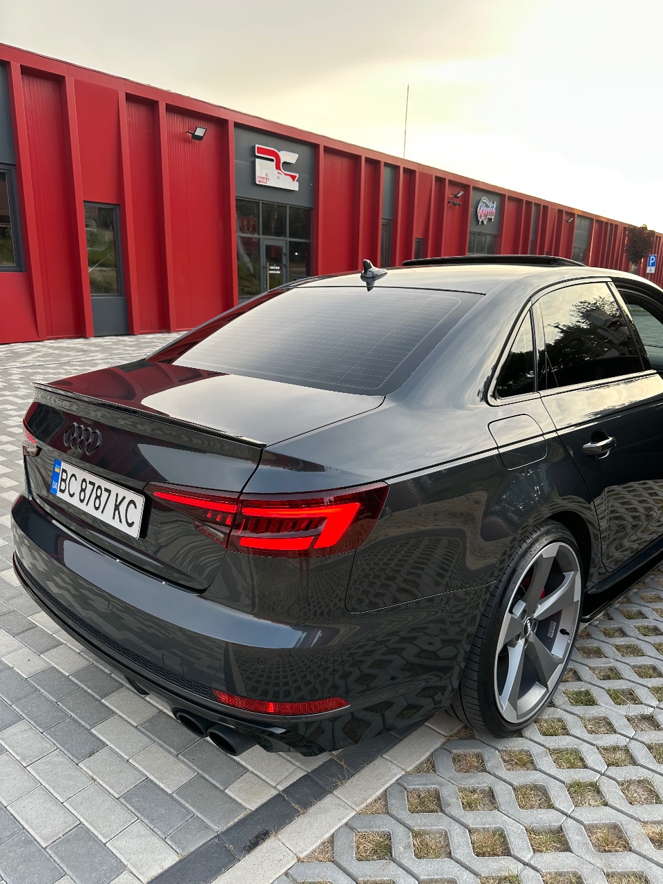 Audi A4 - фото 36