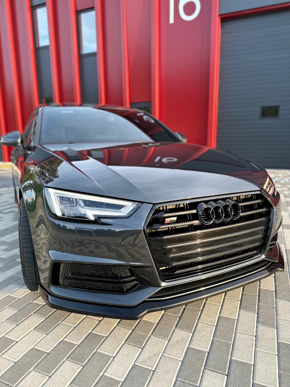 Audi A4 - фото 8