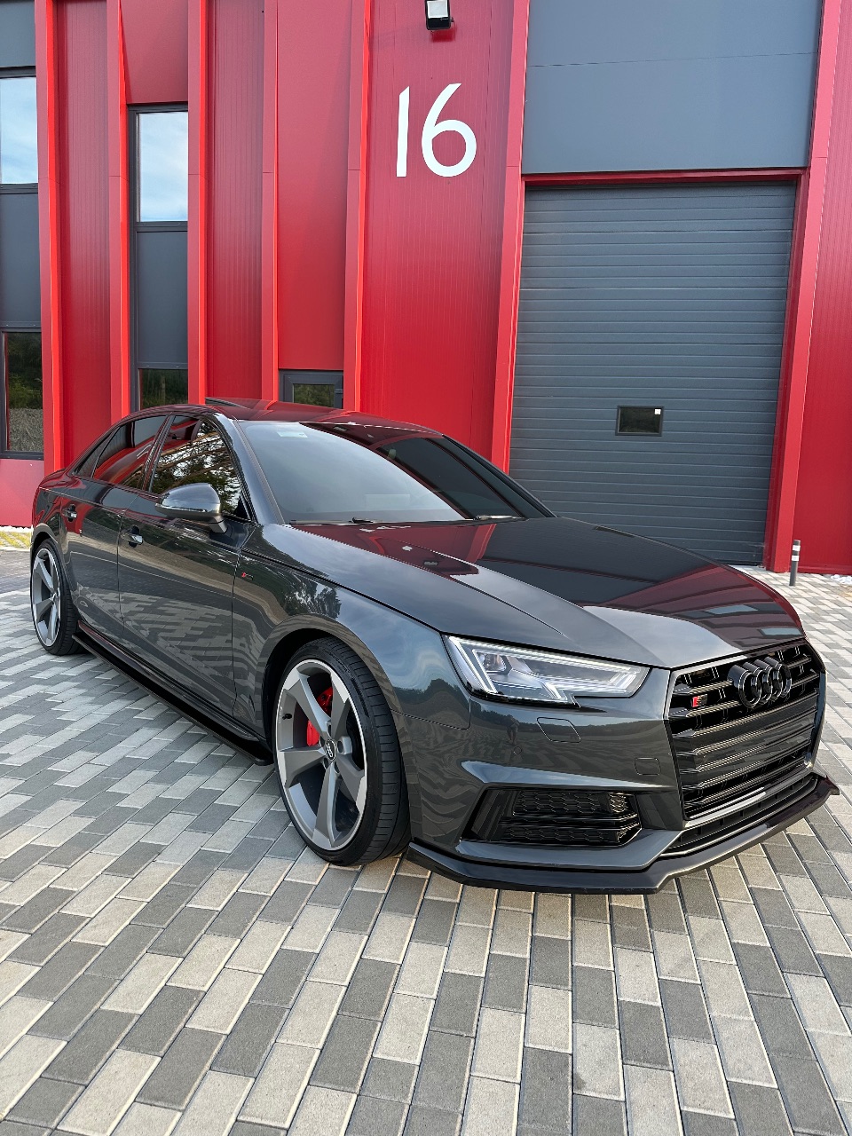 Audi A4 - фото 2