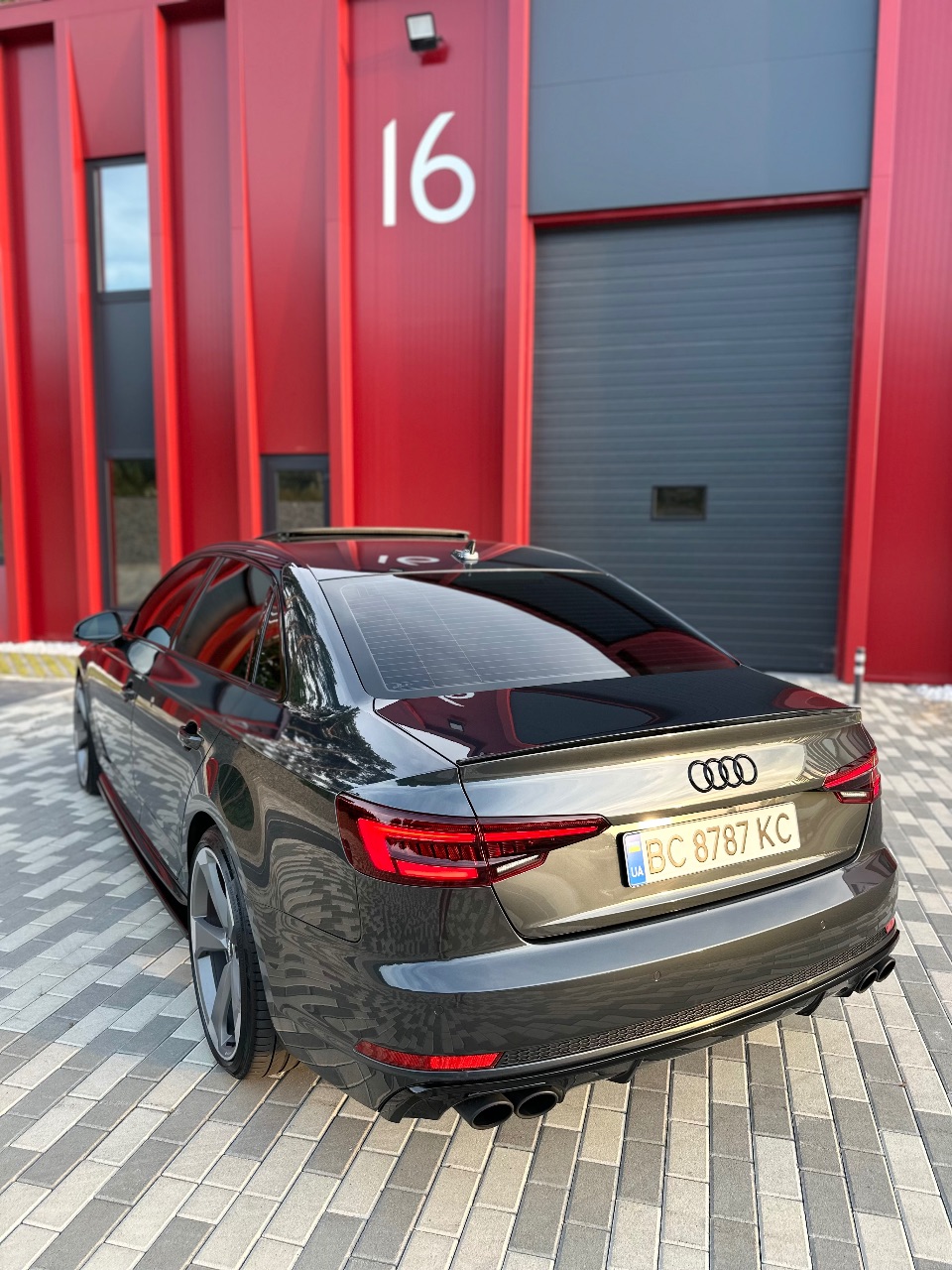 Audi A4 - фото 16