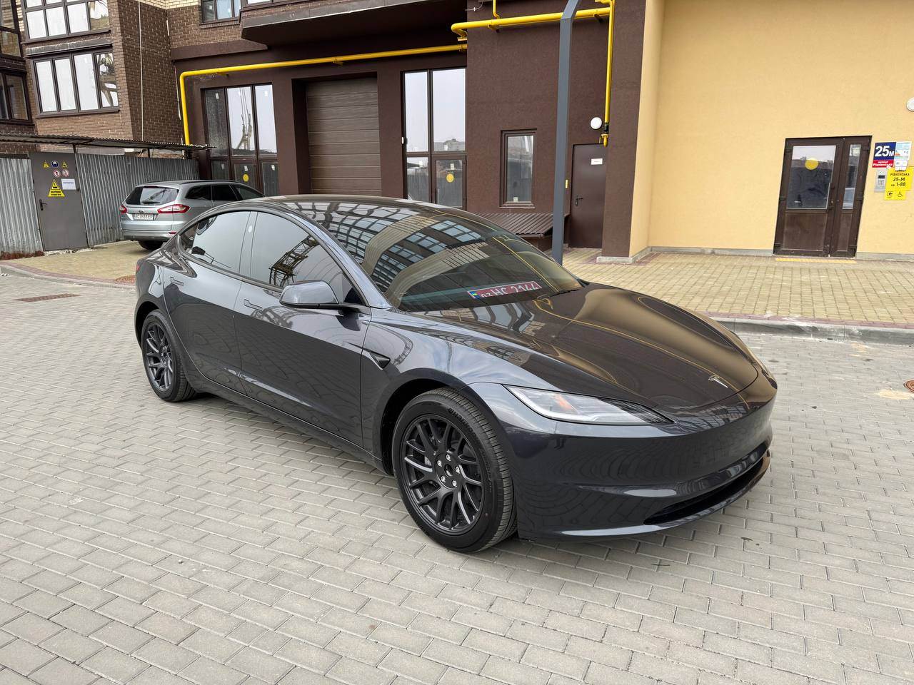 Tesla Model 3 - фото 1