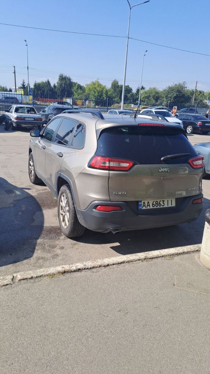 Jeep Cherokee - фото 1