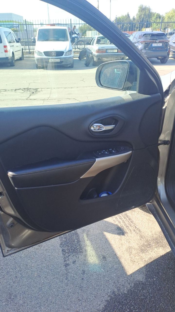 Jeep Cherokee - фото 10