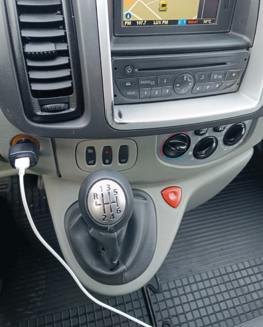 Renault Trafic - фото 24