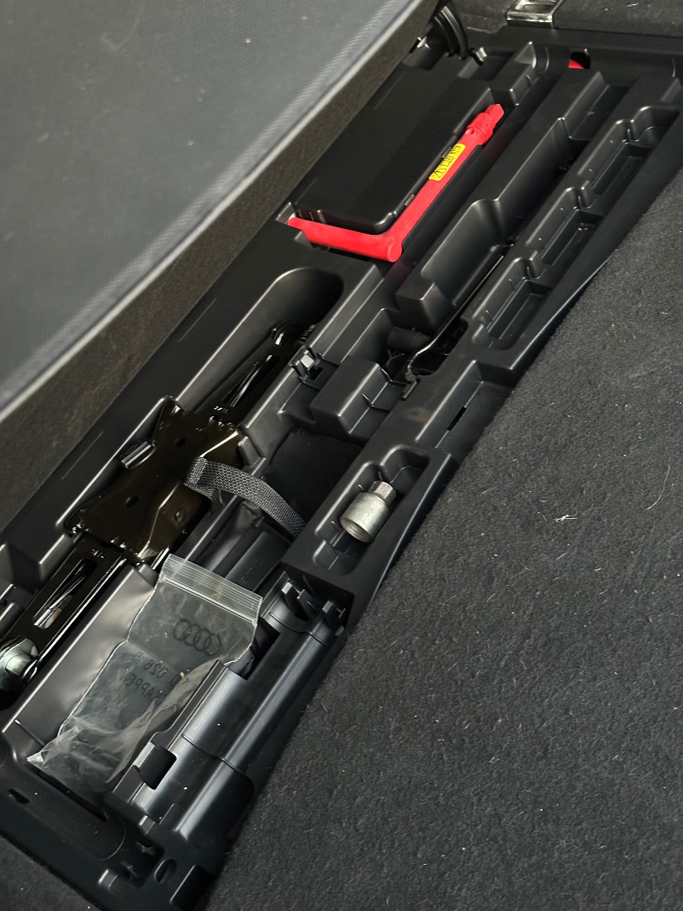 Audi A4 - фото 17