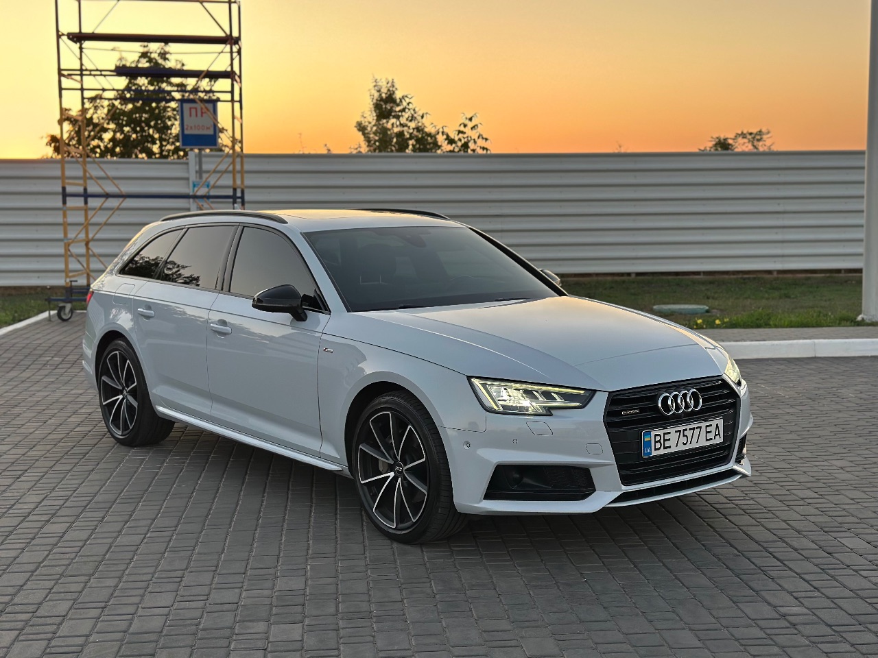 Audi A4 - фото 1