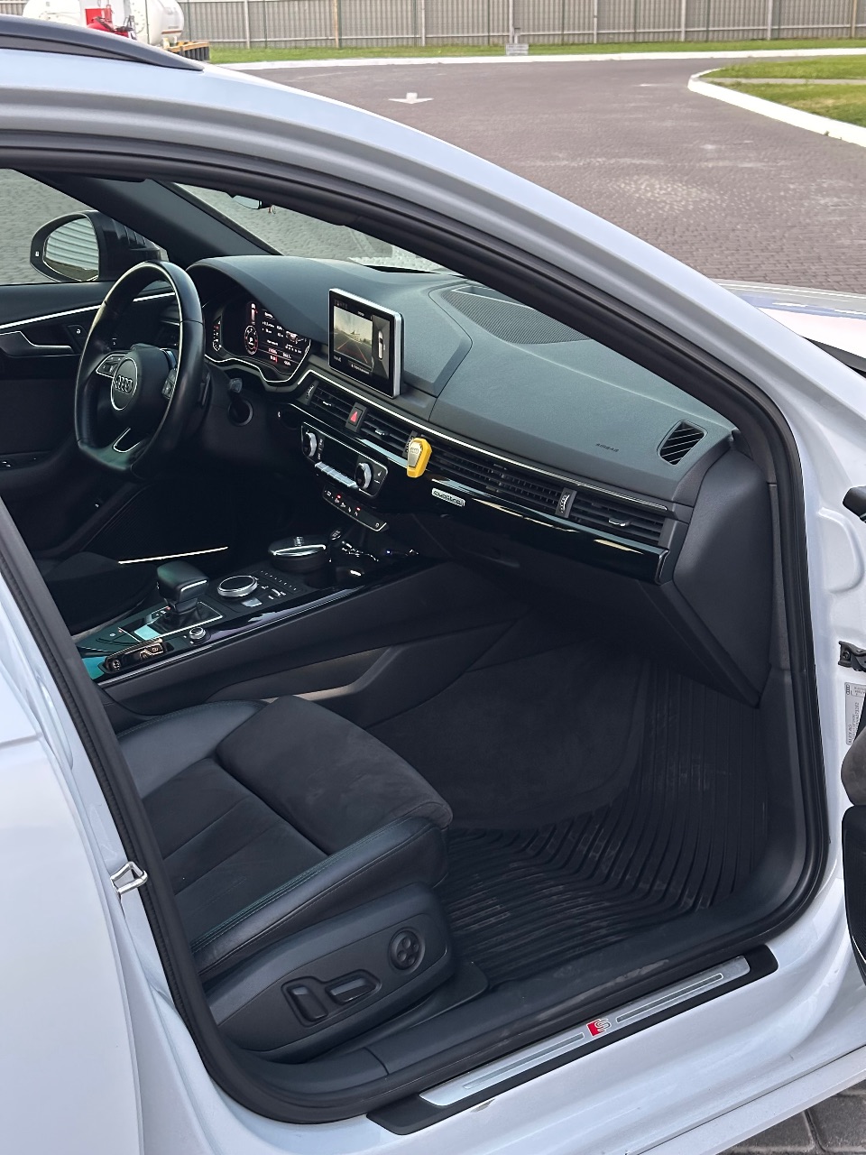 Audi A4 - фото 18