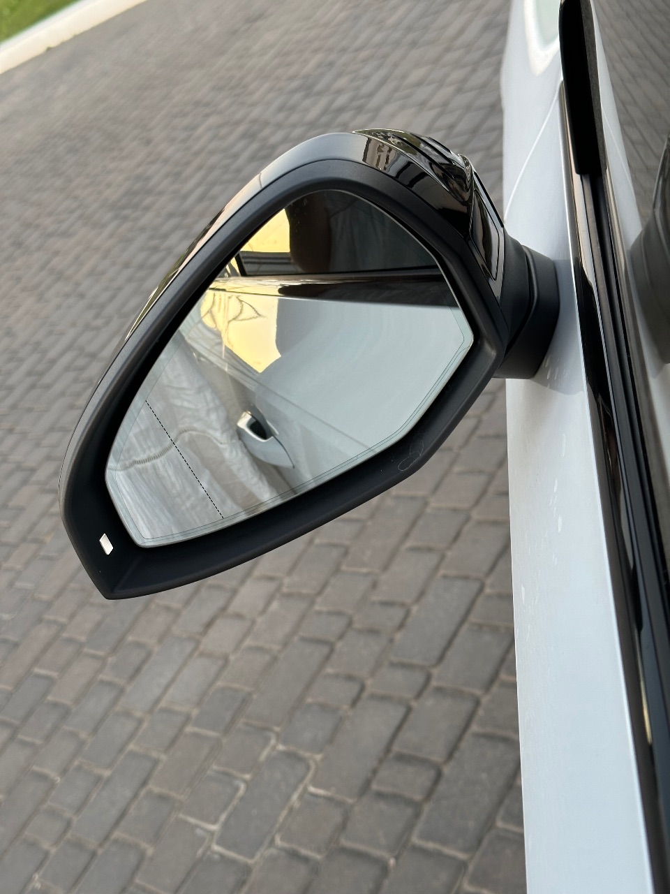 Audi A4 - фото 8