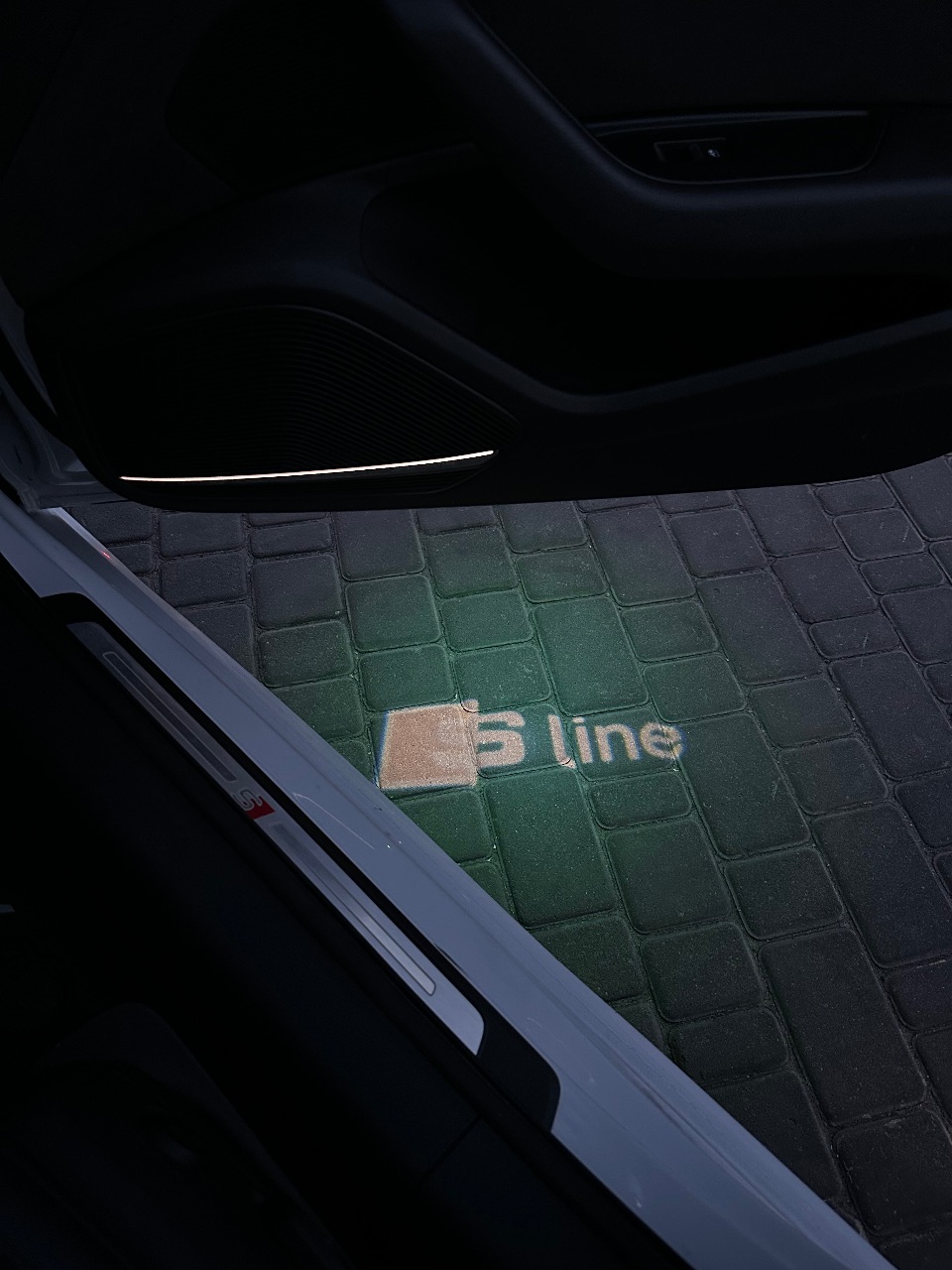 Audi A4 - фото 30