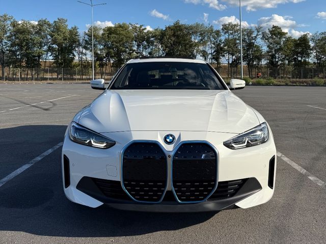 BMW i4 - фото 1