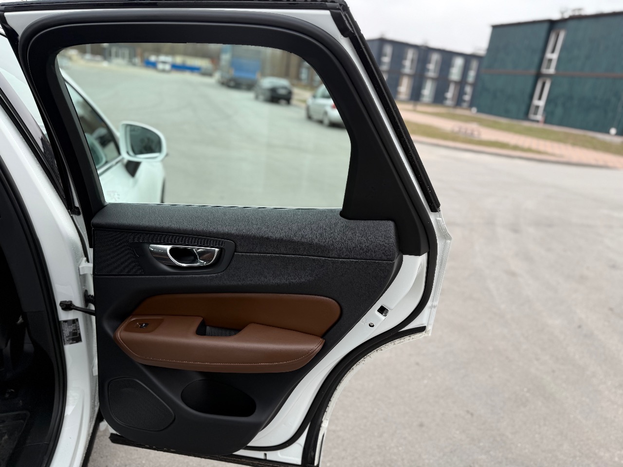 Volvo XC60 - фото 27