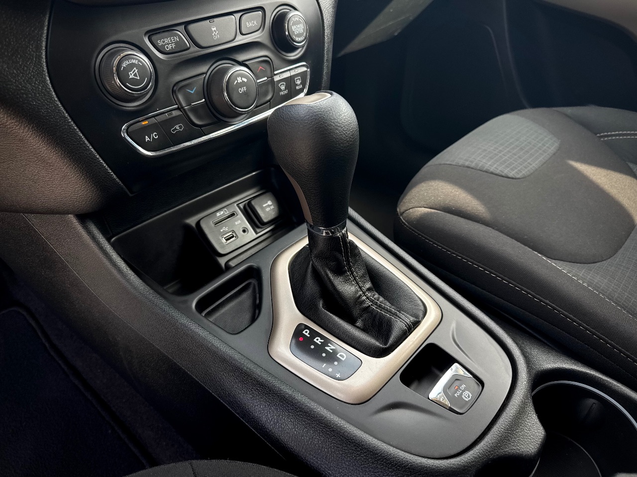 Jeep Cherokee - фото 18