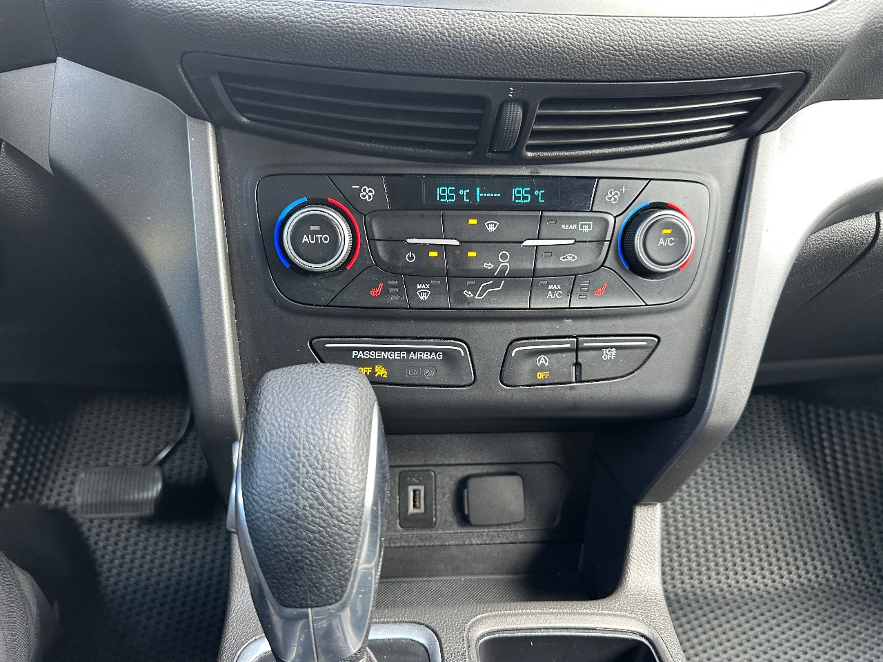 Ford Escape - фото 14