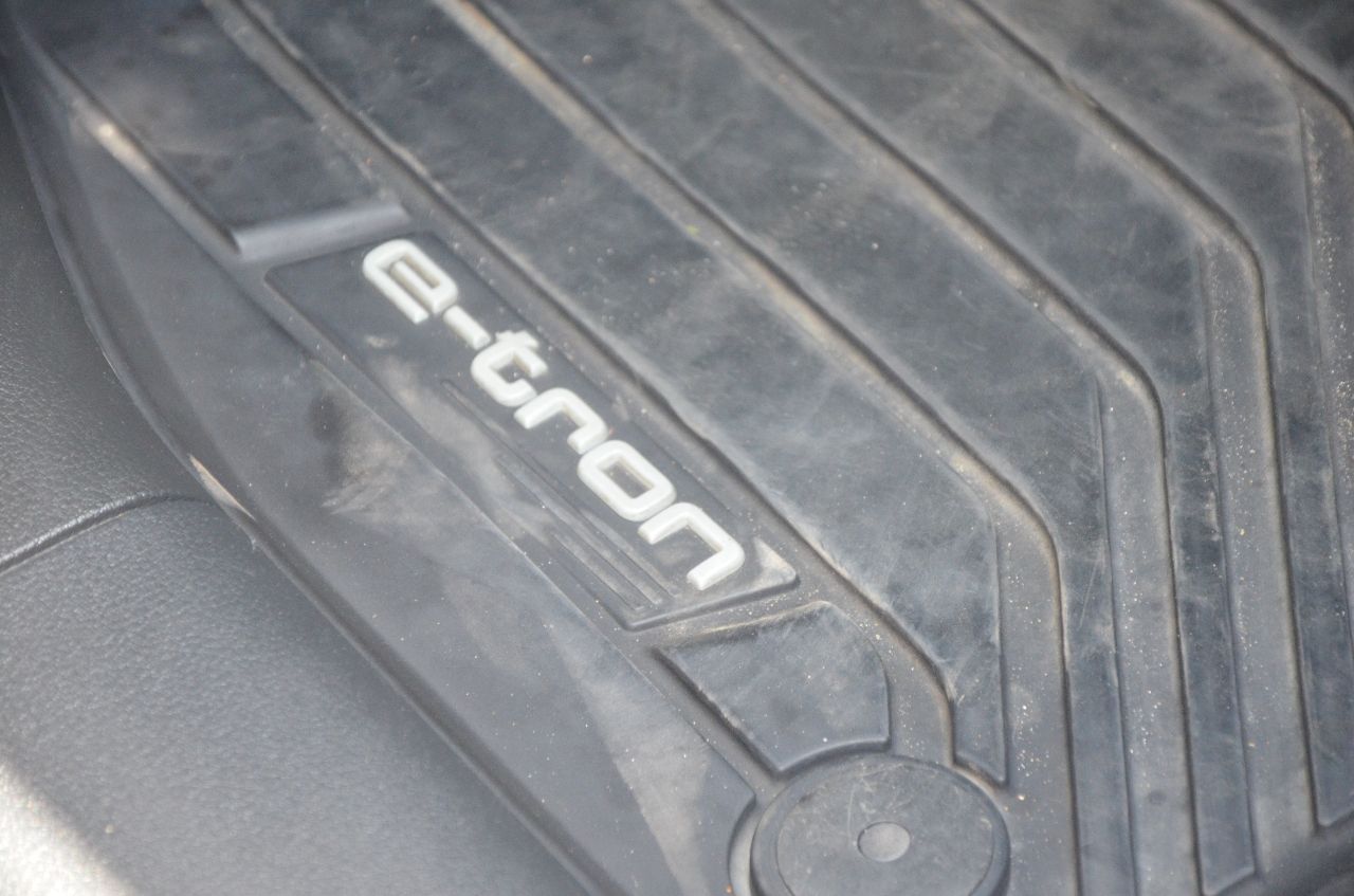 Audi e-tron - фото 32