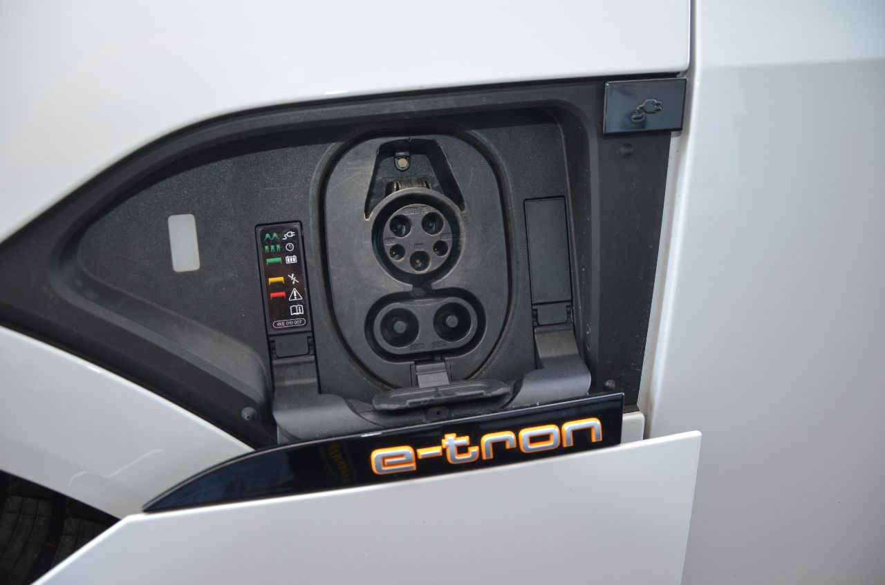 Audi e-tron - фото 34