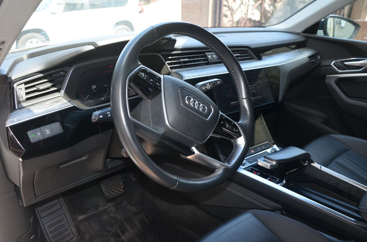 Audi e-tron - фото 25