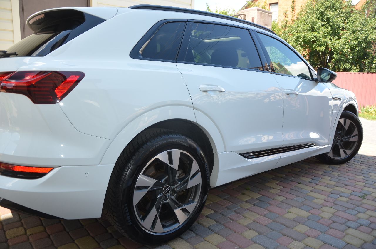 Audi e-tron - фото 9