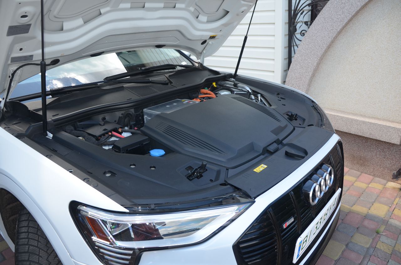 Audi e-tron - фото 15