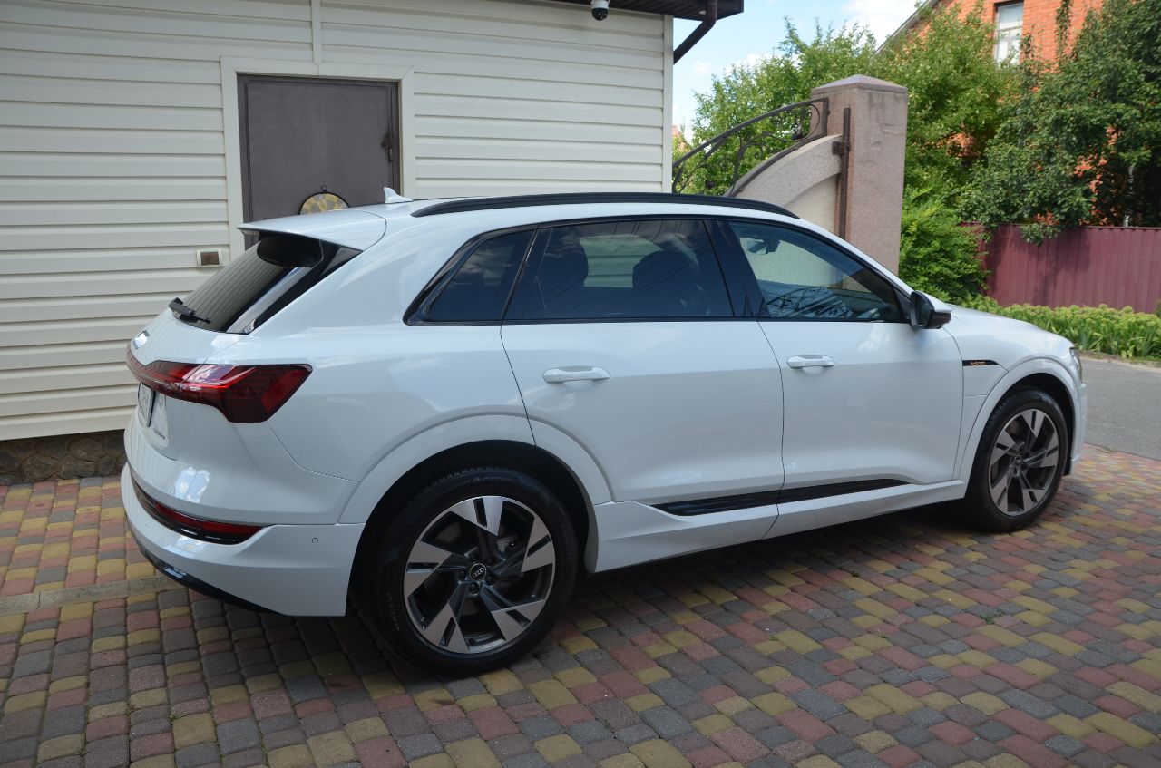 Audi e-tron - фото 6