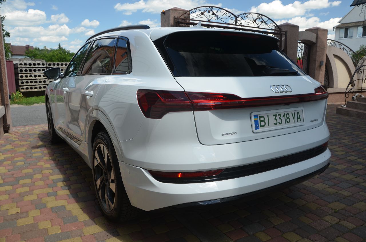 Audi e-tron - фото 7