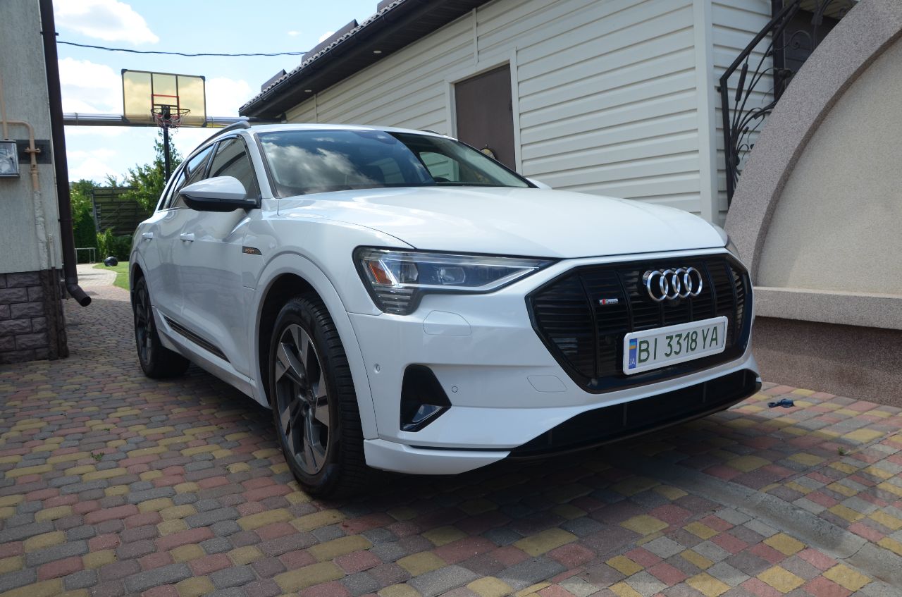 Audi e-tron - фото 1