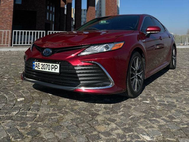Toyota Camry - фото 1