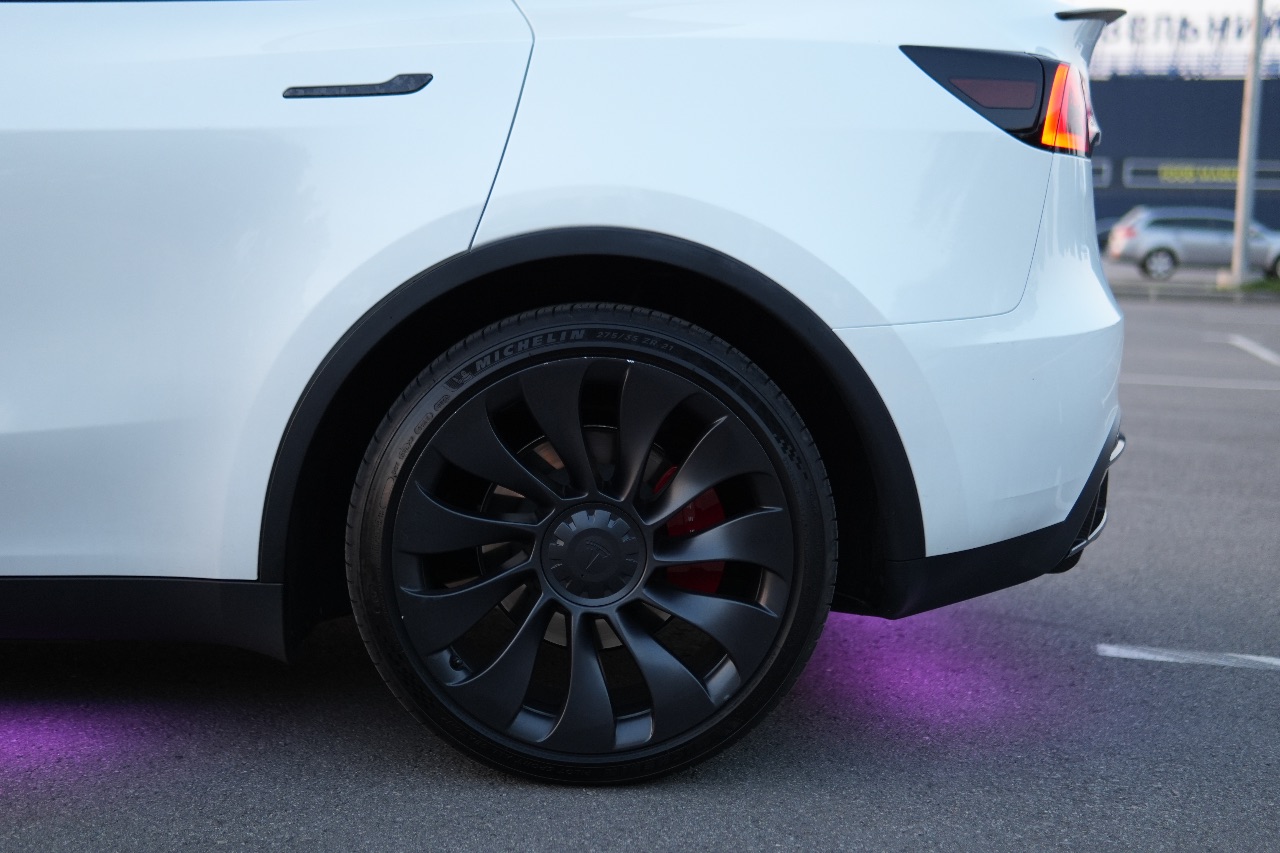 Tesla Model Y - фото 7