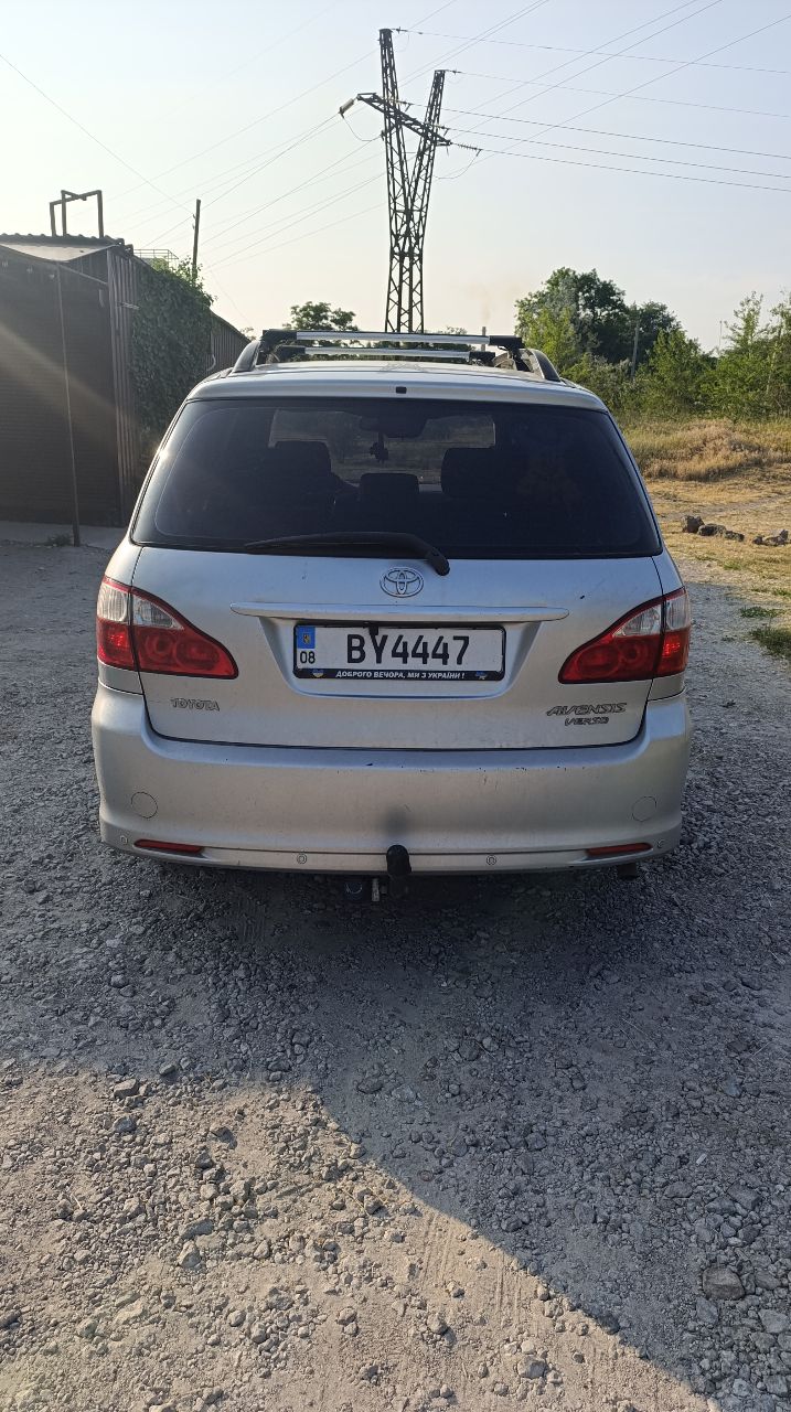 Toyota Avensis Verso - фото 3