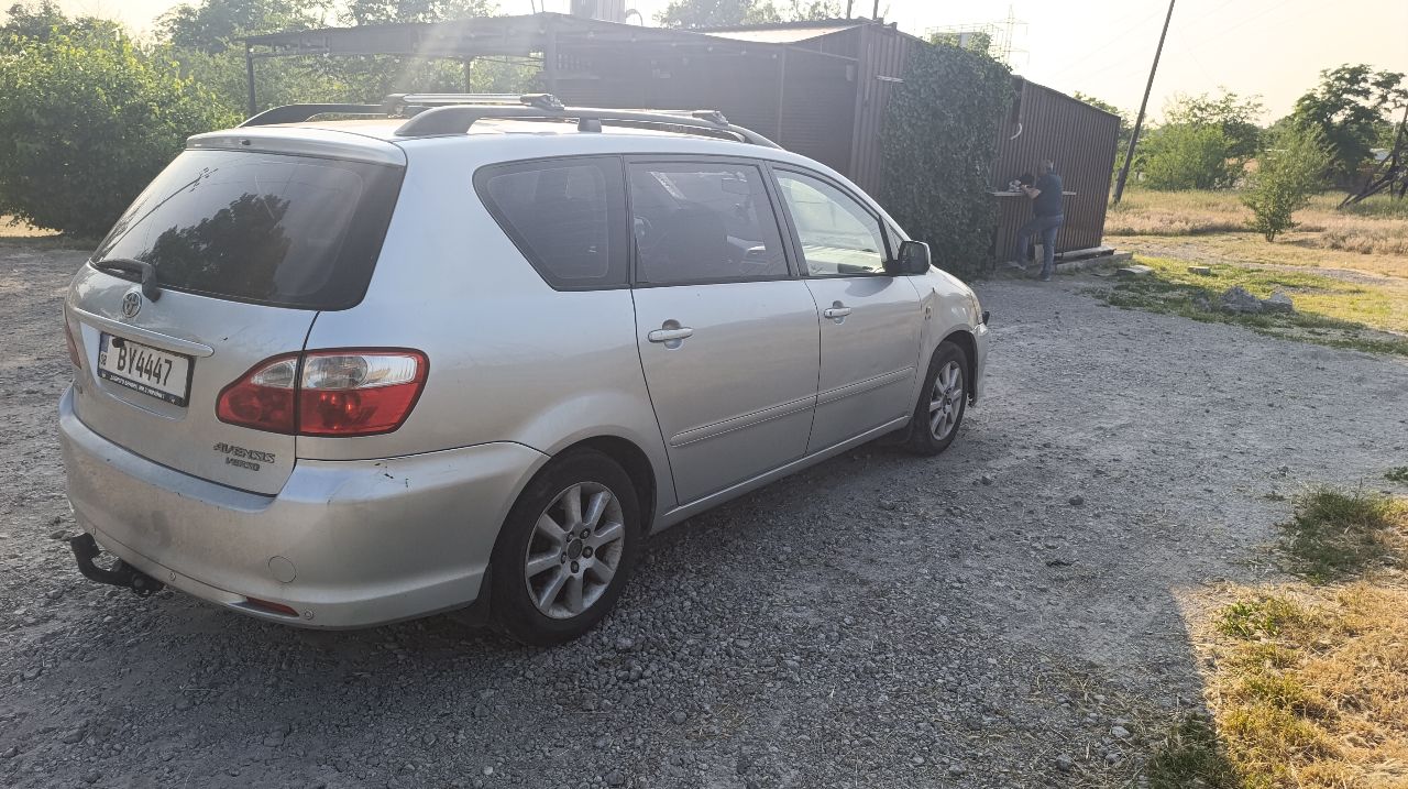 Toyota Avensis Verso - фото 4
