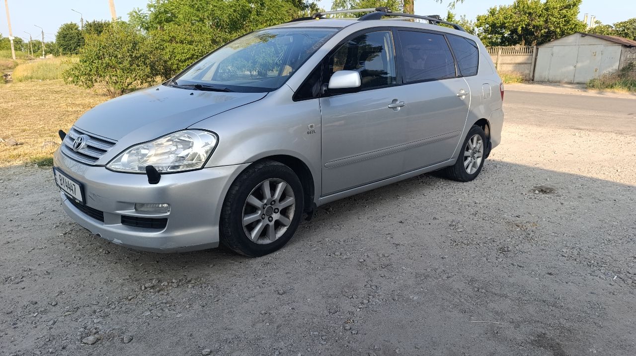 Toyota Avensis Verso - фото 1