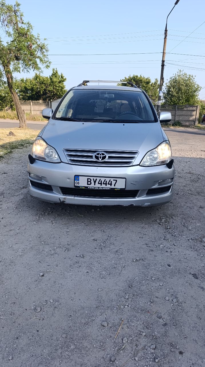 Toyota Avensis Verso - фото 2