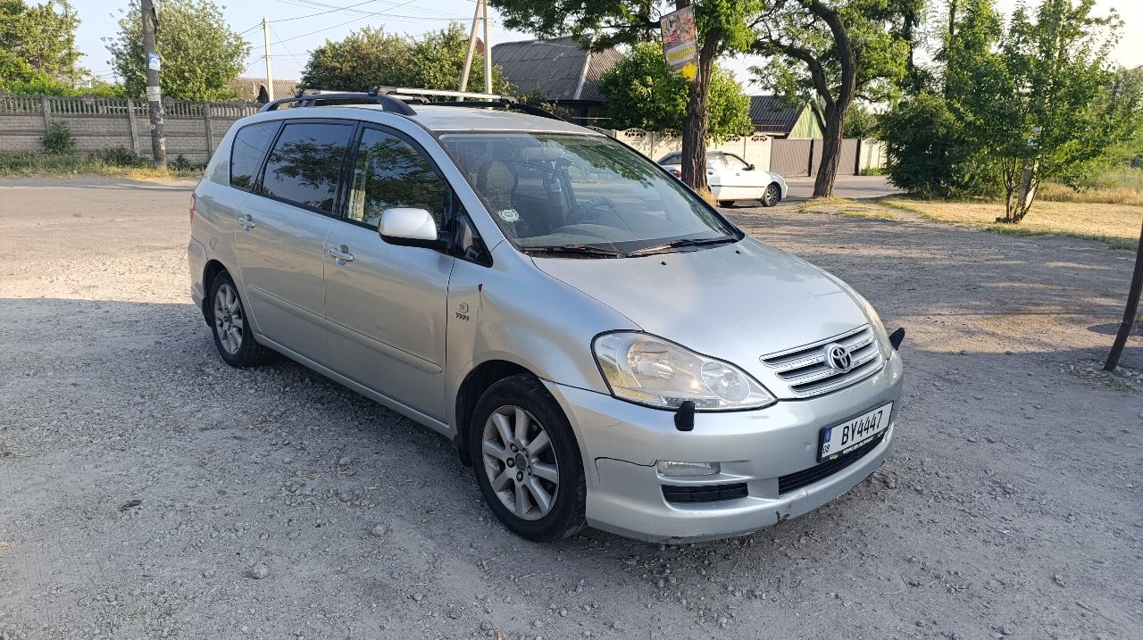 Toyota Avensis Verso - фото 5