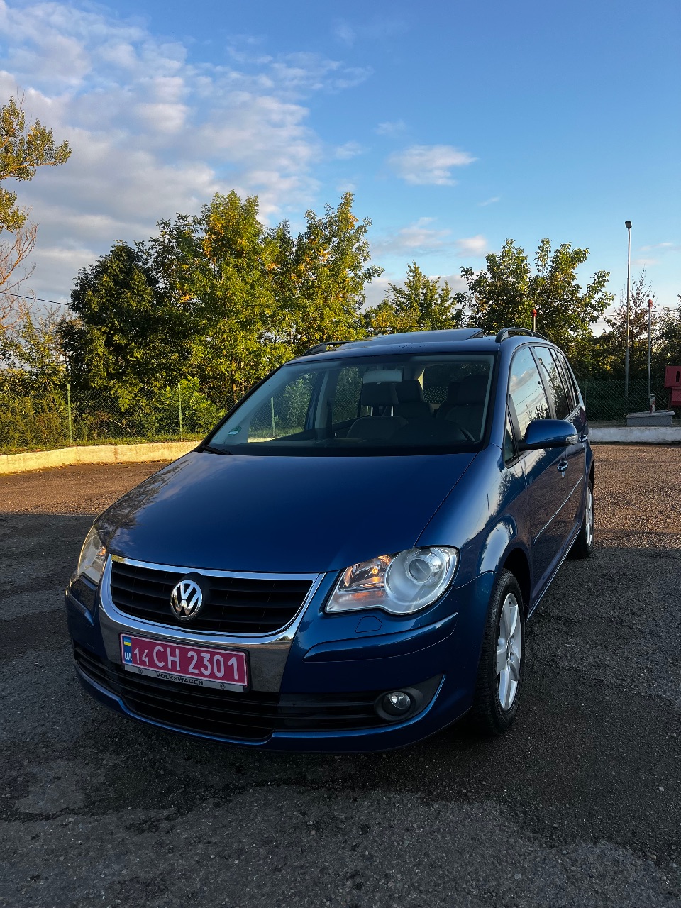 Volkswagen Touran - фото 1