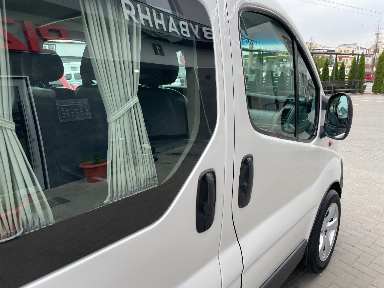 Renault Trafic - фото 13