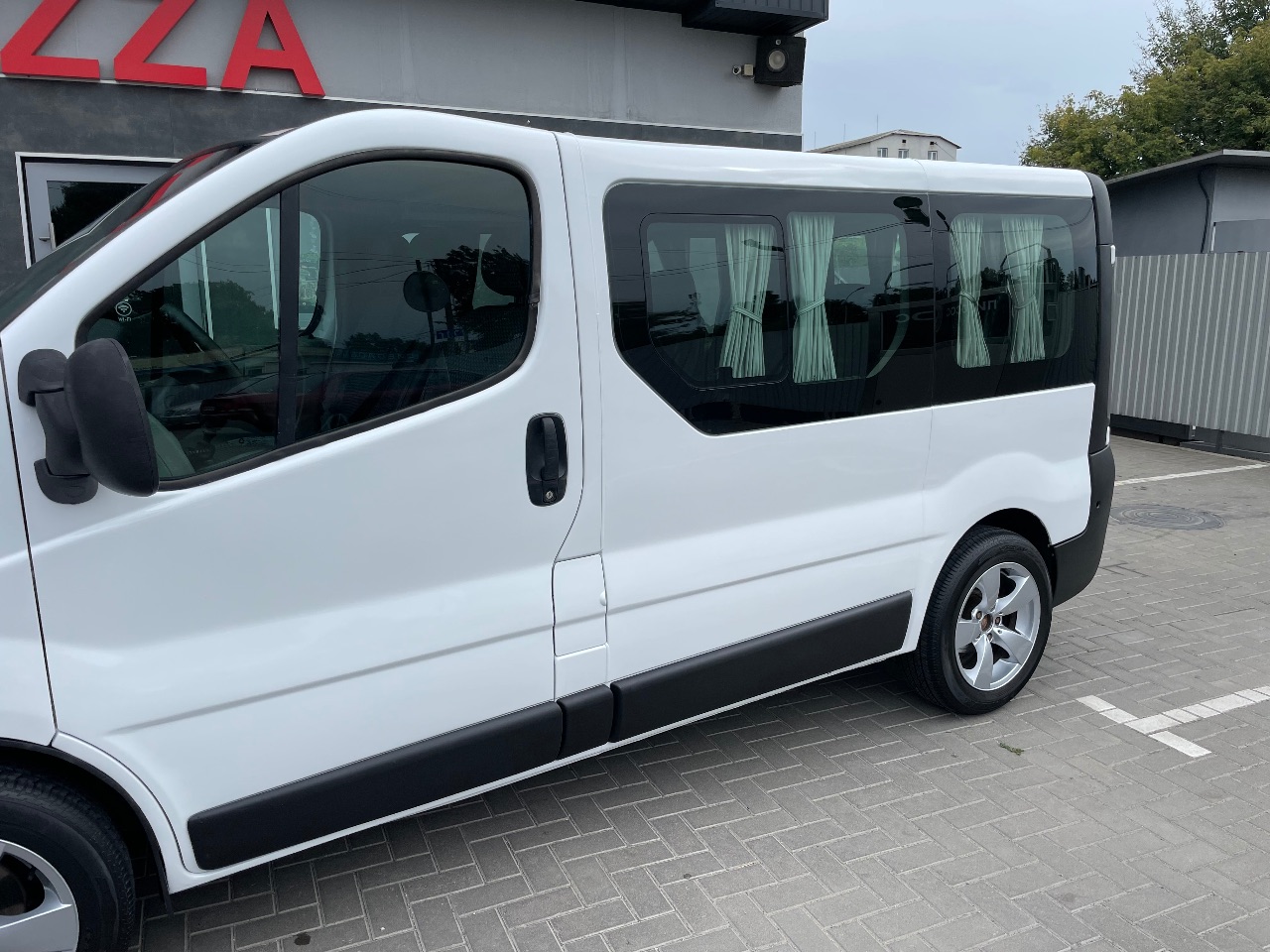 Renault Trafic - фото 8