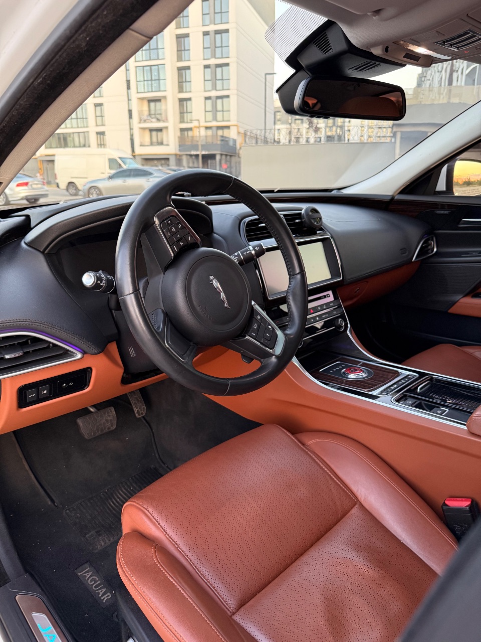 Jaguar XE - фото 7