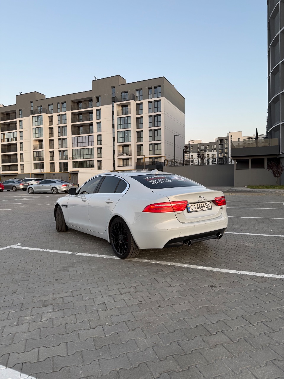 Jaguar XE - фото 2