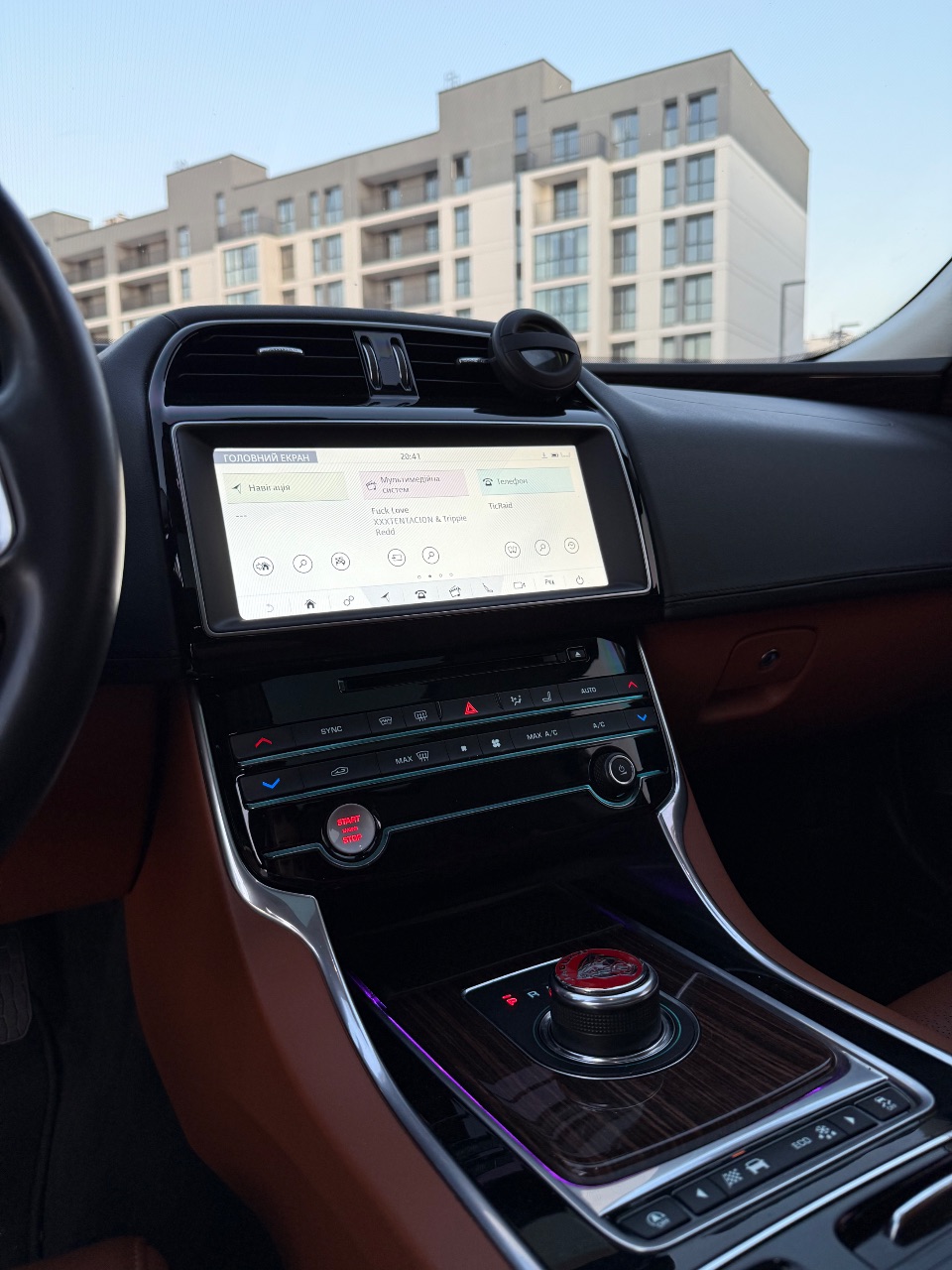 Jaguar XE - фото 14