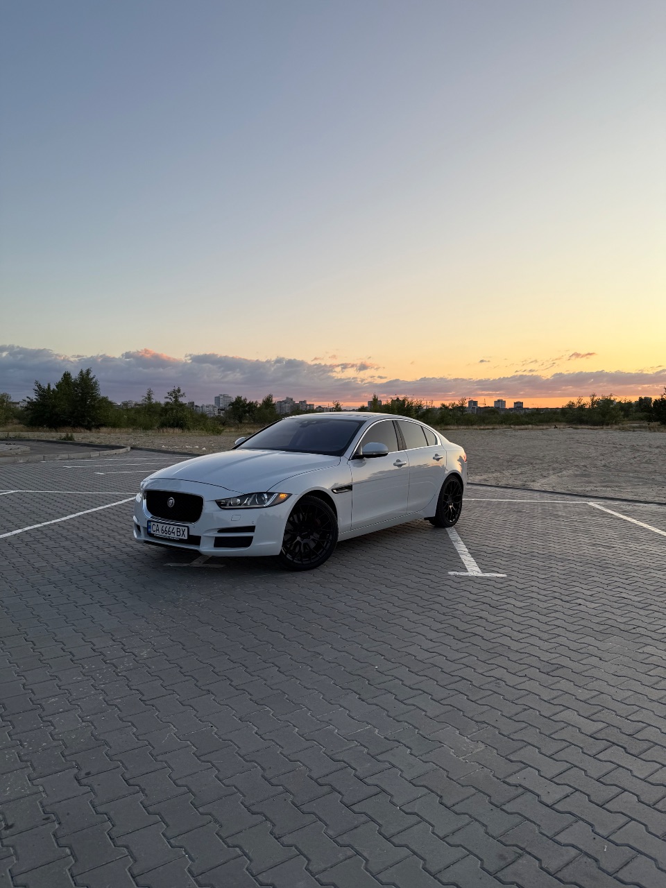 Jaguar XE - фото 1