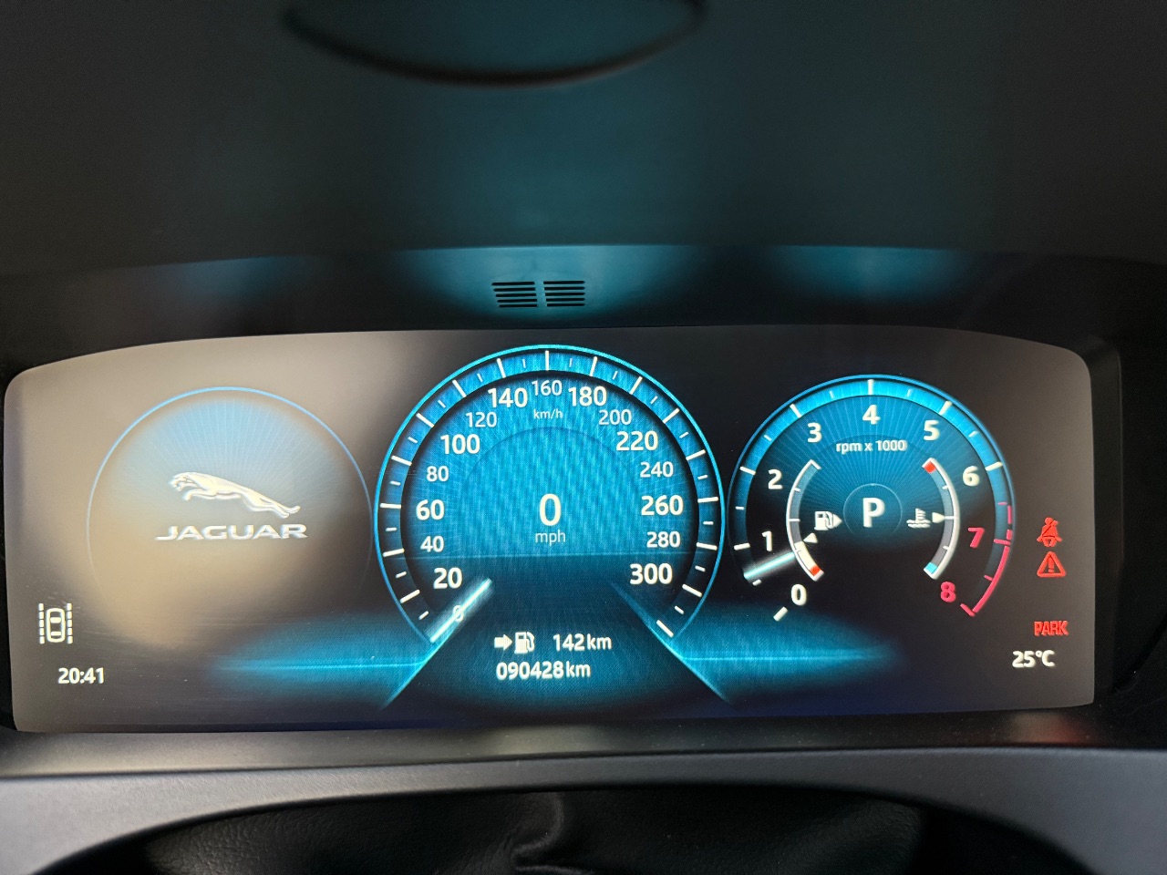 Jaguar XE - фото 15