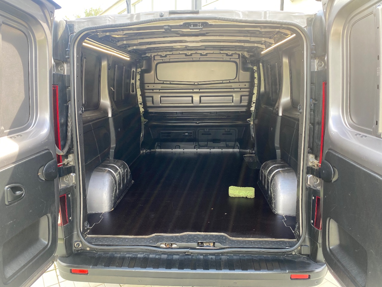 Renault Trafic - фото 10