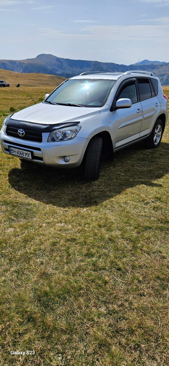 Toyota RAV4 - фото 4