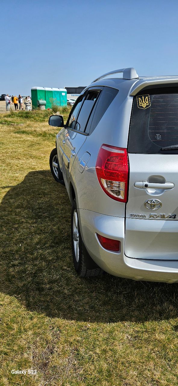 Toyota RAV4 - фото 2