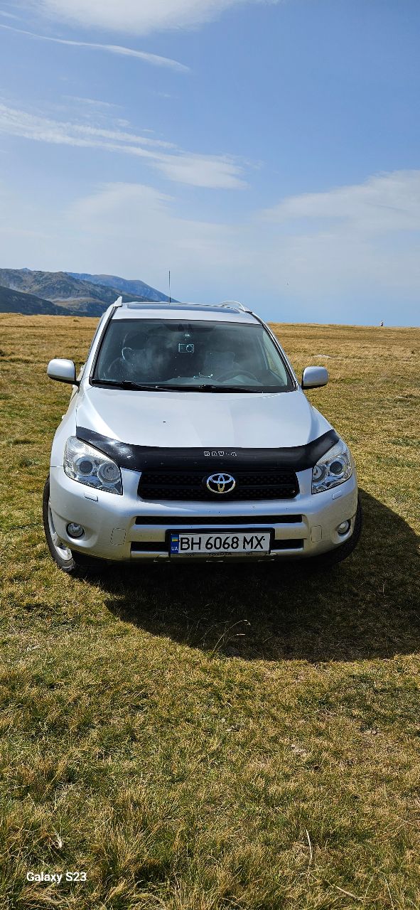Toyota RAV4 - фото 1