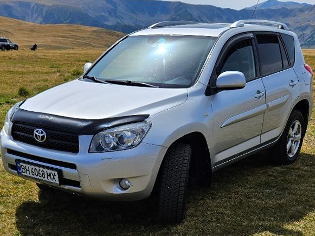Toyota RAV4 - фото 4