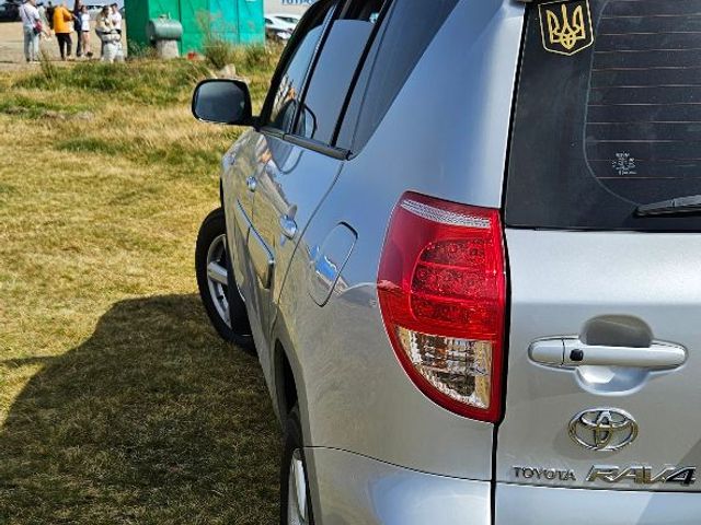 Toyota RAV4 - фото 2