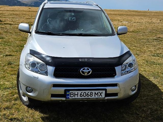 Toyota RAV4 - фото 1