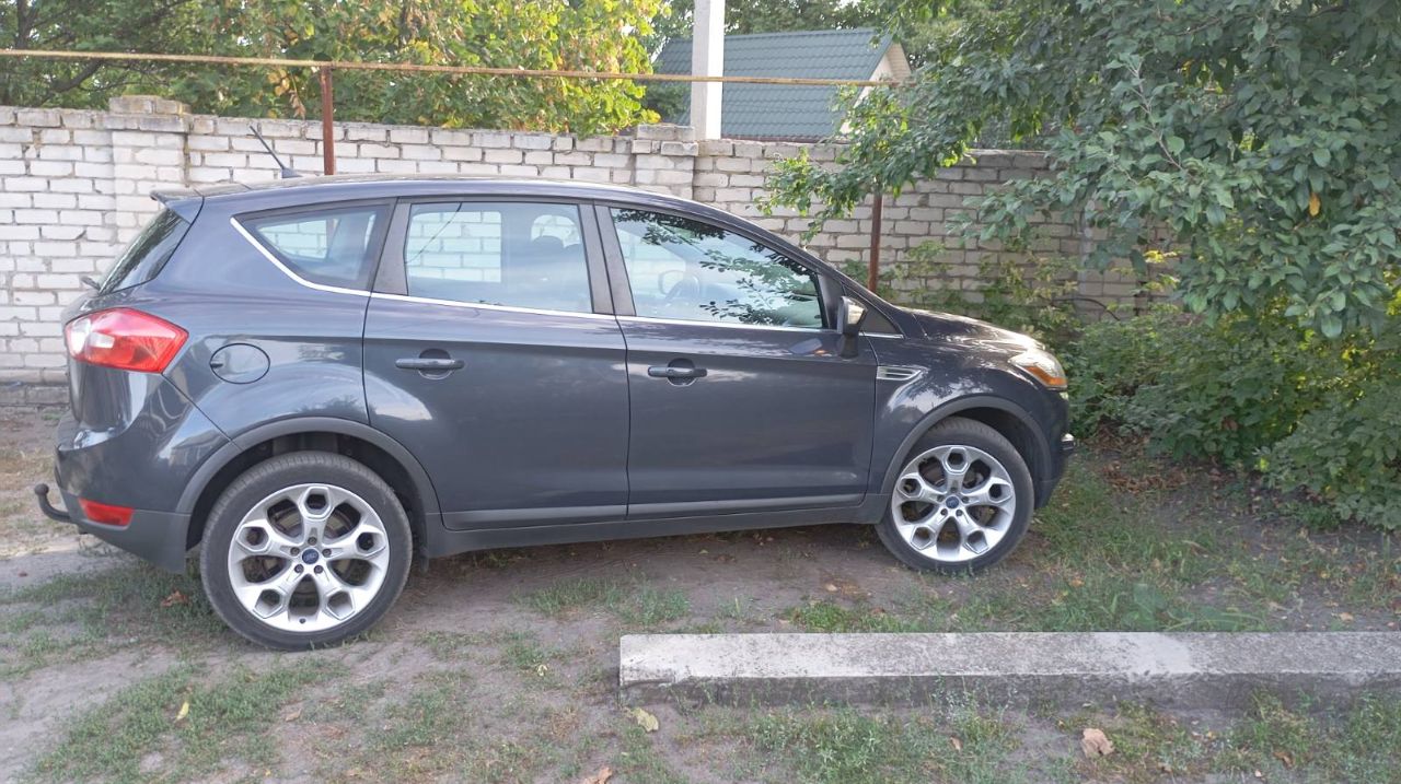 Ford Kuga - фото 1